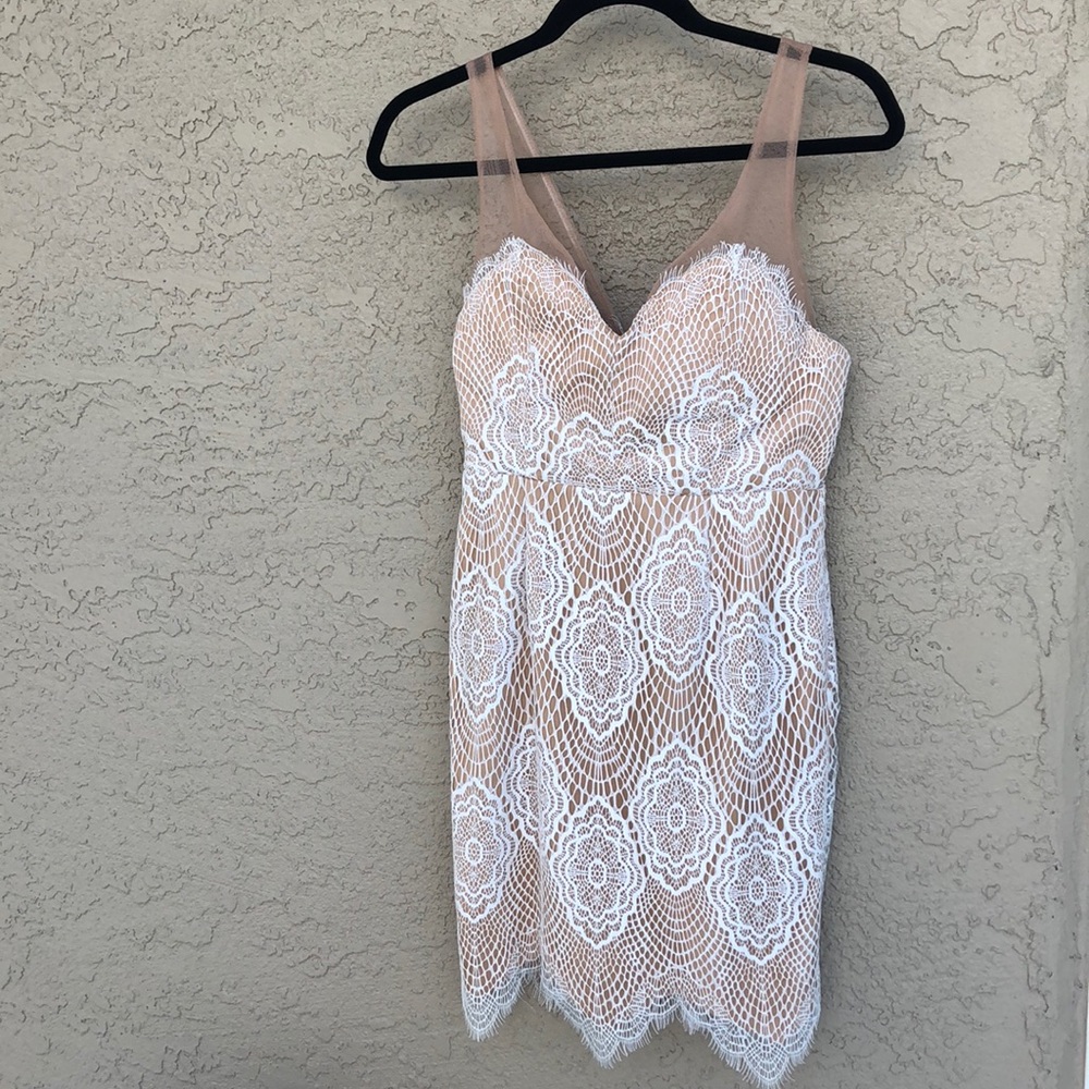 Lulu’s white lace dress